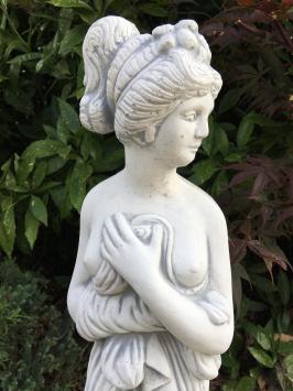 Steinstatue einer erotisch gekleideten Dame, weiß, Gartenstatue